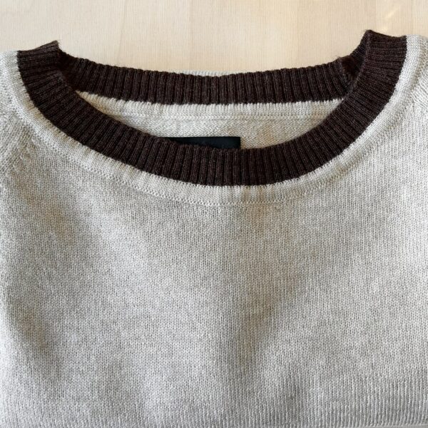 IMG 6529 002 Strik til kvinder - håndlavet i Italien Light beige short-sleeved knit blouse with brown ribbed collar.