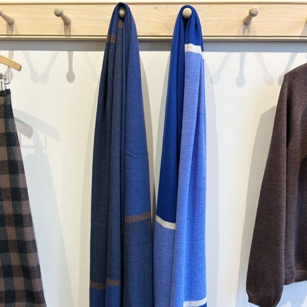 striktørklæde, accessory no. 3 klar blå/royal blå og beige