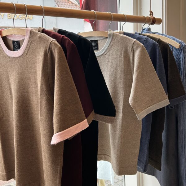 IMG 6458 002 Strik til kvinder - håndlavet i Italien Short-sleeved knit blouse in brown with pink details from Hanne Linding.