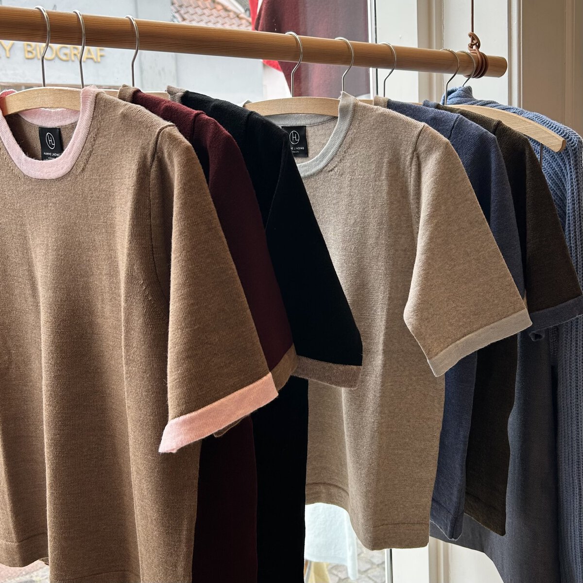 Short-sleeved knit blouse in brown with pink details from Hanne Linding.