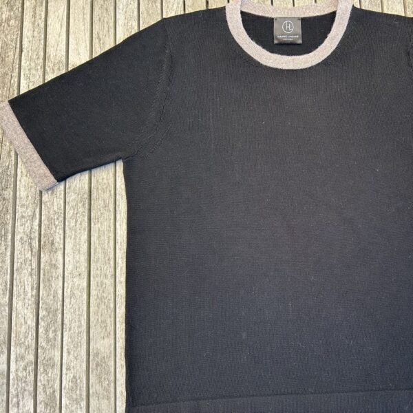 Sort med beige kanter Strik til kvinder - håndlavet i Italien Short-sleeved knit blouse in black with beige details from Hanne Linding.