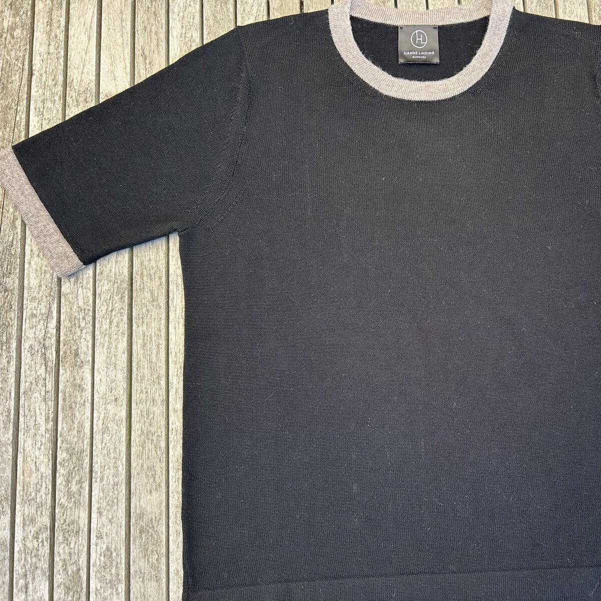 Short-sleeved knit blouse in black with beige details from Hanne Linding.