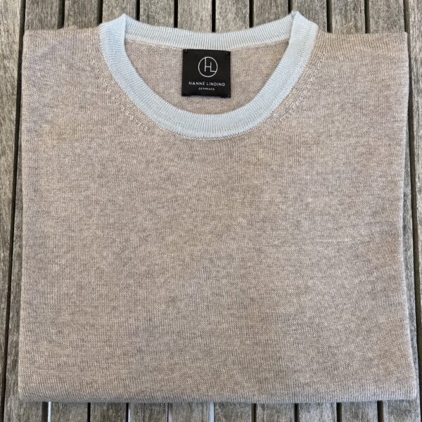 beige med lyseblaa kanter 1 Strik til kvinder - håndlavet i Italien Short-sleeved knit blouse in light beige with light blue details, Hanne Linding.